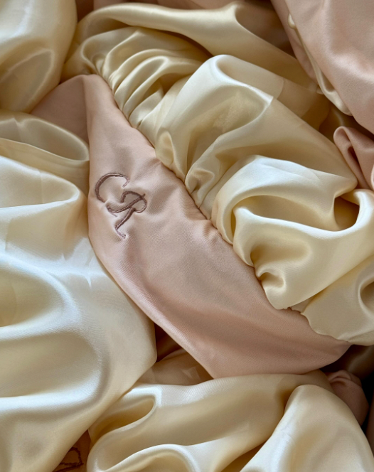 Pourquoi le bonnet en satin est indispensable pour préserver vos boucles