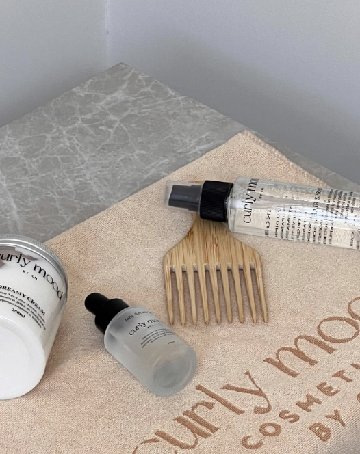 Le peigne Curly Mood : l’outil parfait pour décoller les racines et booster le volume